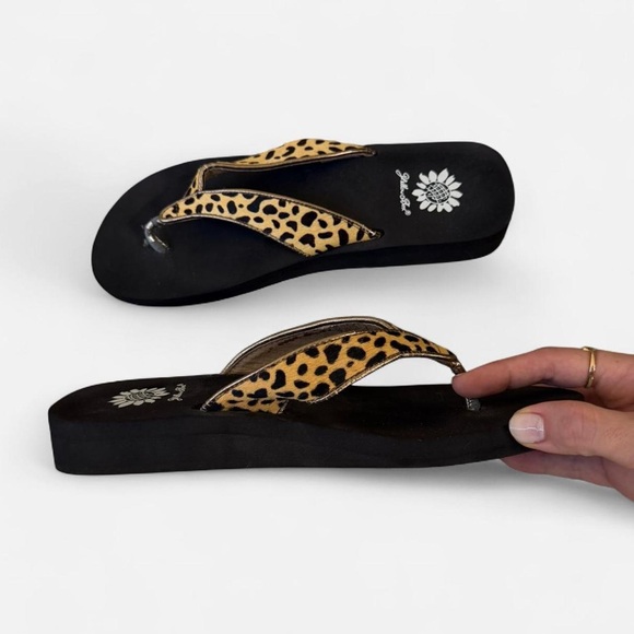 Leopard Print Flip Flops - Picture 2 of 2